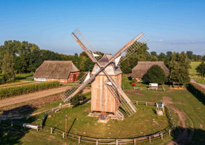 Drohnenaufnahme der Bockwindmühle im Freilichtmuseum Klockenhagen.