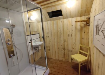 Dusche für die Übernachtungsgäste der Bed&Bike-Wagen.