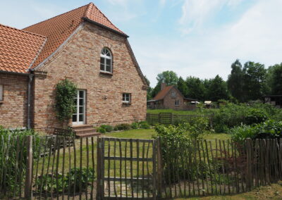 Der Garten der Ferienwohnung mit Tür zur Küche.