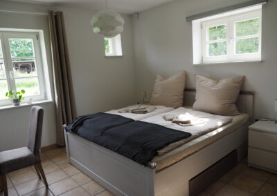 Der Schlafbereich der Ferienwohnung mit Doppelbett.
