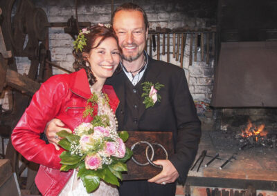 Ein Hochzeitspaar in der Museumsschmiede.