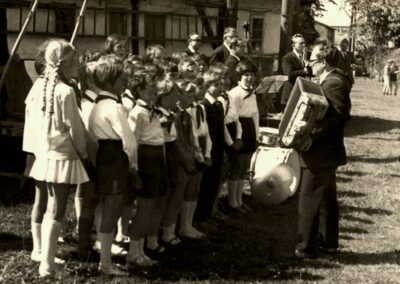Ein altes Schwarz-Weiß-Bild, auf dem ein Kinderchor singt.