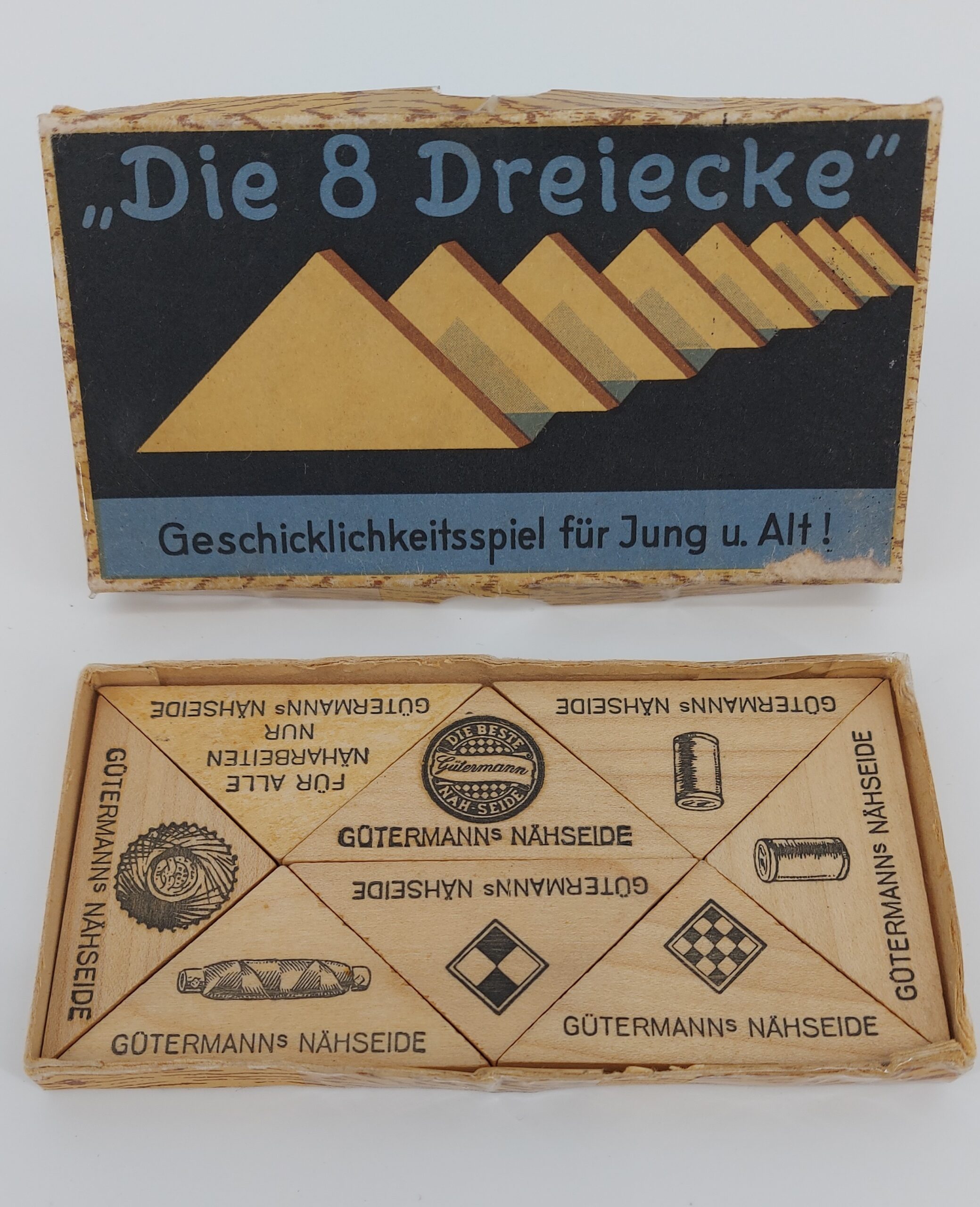 Legespiel aus acht Holzdreiecken